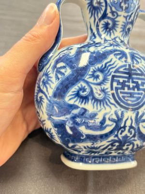 A rare and fine Chinese blue and white double gourd 'dragon' vase with ruyi handles, Qianlong mark and of the period — 照片 7
