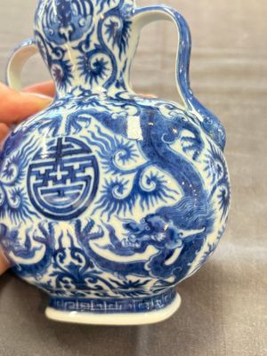 A rare and fine Chinese blue and white double gourd 'dragon' vase with ruyi handles, Qianlong mark and of the period — 照片 8