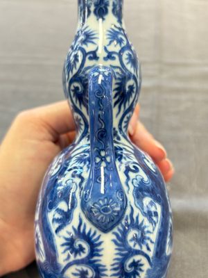 A rare and fine Chinese blue and white double gourd 'dragon' vase with ruyi handles, Qianlong mark and of the period — 照片 9