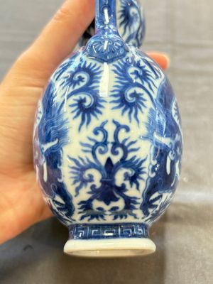 A rare and fine Chinese blue and white double gourd 'dragon' vase with ruyi handles, Qianlong mark and of the period — 照片 10