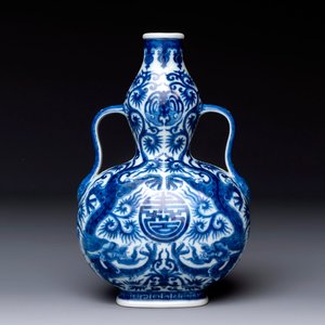 A rare and fine Chinese blue and white double gourd 'dragon' vase with ruyi handles, Qianlong mark and of the period — 照片 1