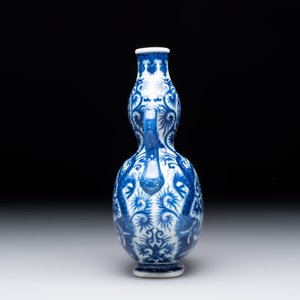 A rare and fine Chinese blue and white double gourd 'dragon' vase with ruyi handles, Qianlong mark and of the period — 照片 2