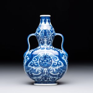A rare and fine Chinese blue and white double gourd 'dragon' vase with ruyi handles, Qianlong mark and of the period — 照片 3
