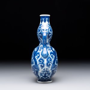 A rare and fine Chinese blue and white double gourd 'dragon' vase with ruyi handles, Qianlong mark and of the period — 照片 4