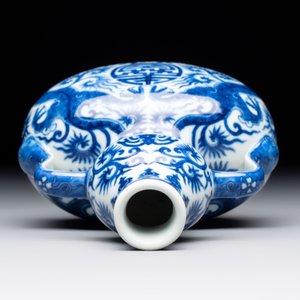 A rare and fine Chinese blue and white double gourd 'dragon' vase with ruyi handles, Qianlong mark and of the period — 照片 5