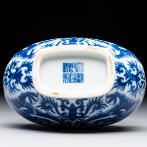 A rare and fine Chinese blue and white double gourd 'dragon' vase with ruyi handles, Qianlong mark and of the period — 照片 6