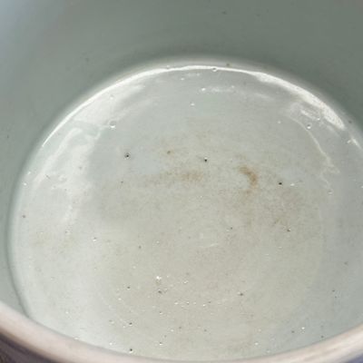 A rare and fine Chinese blue and white 'Xie An at the Battle of the Fei River' brushpot (Bitong) — foto 15