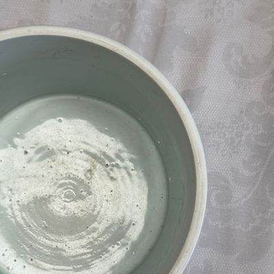 A rare and fine Chinese blue and white 'Xie An at the Battle of the Fei River' brushpot (Bitong) — foto 18