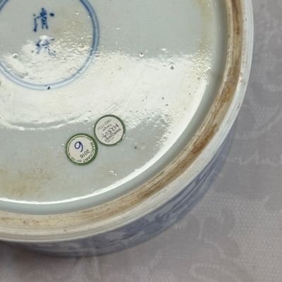 A rare and fine Chinese blue and white 'Xie An at the Battle of the Fei River' brushpot (Bitong) — foto 24