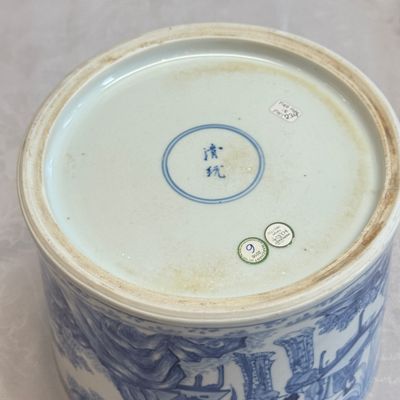 A rare and fine Chinese blue and white 'Xie An at the Battle of the Fei River' brushpot (Bitong) — foto 25