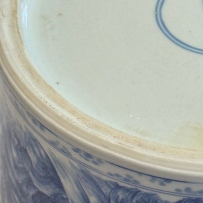 A rare and fine Chinese blue and white 'Xie An at the Battle of the Fei River' brushpot (Bitong) — foto 27