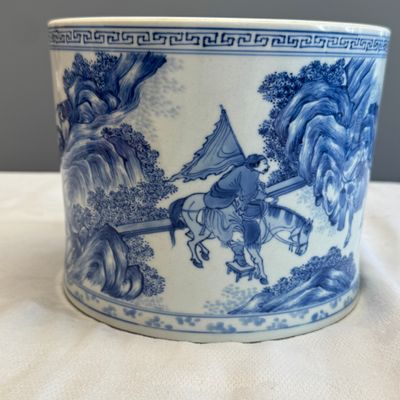 A rare and fine Chinese blue and white 'Xie An at the Battle of the Fei River' brushpot (Bitong) — foto 4