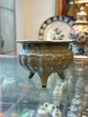 A rare and fine Chinese guan-type flower-shaped tripod censer, Song/Yuan — 照片 3