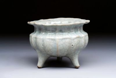 A rare and fine Chinese guan-type flower-shaped tripod censer, Song/Yuan