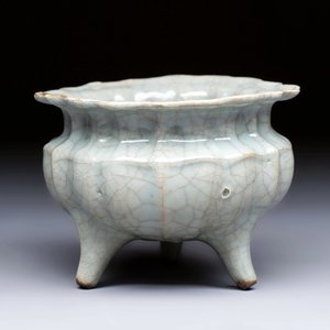 A rare and fine Chinese guan-type flower-shaped tripod censer, Song/Yuan — 照片 1