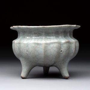 A rare and fine Chinese guan-type flower-shaped tripod censer, Song/Yuan — 照片 2