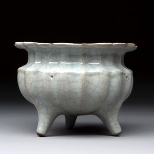 A rare and fine Chinese guan-type flower-shaped tripod censer, Song/Yuan — 照片 3