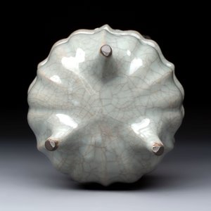 A rare and fine Chinese guan-type flower-shaped tripod censer, Song/Yuan — 照片 7