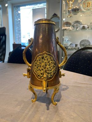 A rare and fine Chinese partly-gilt copper chocolate pot with tripod stand, 18th C. — photo 1