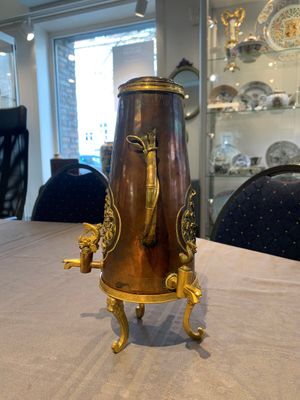 A rare and fine Chinese partly-gilt copper chocolate pot with tripod stand, 18th C. — photo 2