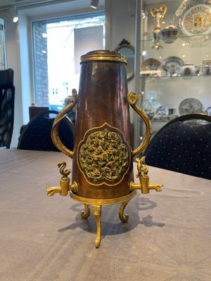 A rare and fine Chinese partly-gilt copper chocolate pot with tripod stand, 18th C. — photo 3