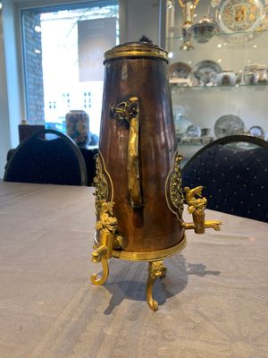 A rare and fine Chinese partly-gilt copper chocolate pot with tripod stand, 18th C. — photo 4