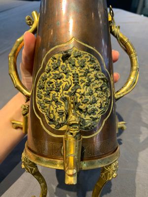 A rare and fine Chinese partly-gilt copper chocolate pot with tripod stand, 18th C. — photo 9