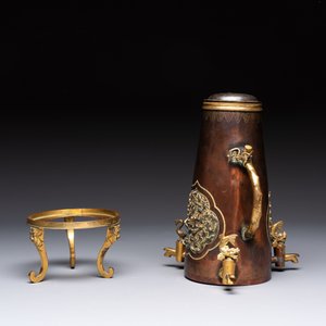 A rare and fine Chinese partly-gilt copper chocolate pot with tripod stand, 18th C. — photo 4