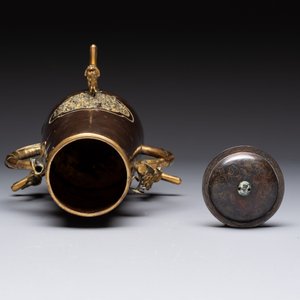 A rare and fine Chinese partly-gilt copper chocolate pot with tripod stand, 18th C. — photo 5