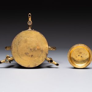 A rare and fine Chinese partly-gilt copper chocolate pot with tripod stand, 18th C. — photo 6