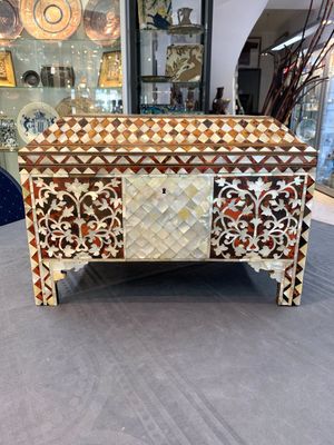 A rare and fine Ottoman mother-of-pearl and tortoiseshell-inlaid casket, 18/19th C. — photo 1