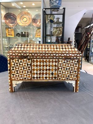 A rare and fine Ottoman mother-of-pearl and tortoiseshell-inlaid casket, 18/19th C. — photo 3