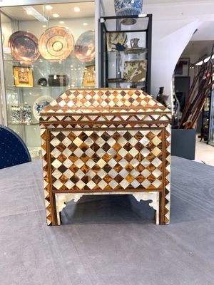 A rare and fine Ottoman mother-of-pearl and tortoiseshell-inlaid casket, 18/19th C. — photo 4
