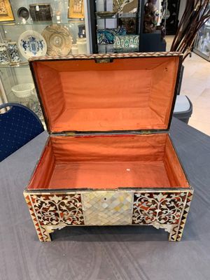 A rare and fine Ottoman mother-of-pearl and tortoiseshell-inlaid casket, 18/19th C. — photo 7