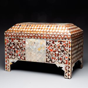 A rare and fine Ottoman mother-of-pearl and tortoiseshell-inlaid casket, 18/19th C. — photo 1