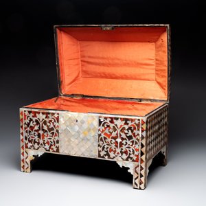 A rare and fine Ottoman mother-of-pearl and tortoiseshell-inlaid casket, 18/19th C. — photo 2