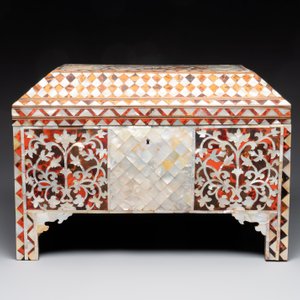 A rare and fine Ottoman mother-of-pearl and tortoiseshell-inlaid casket, 18/19th C. — photo 3