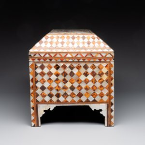 A rare and fine Ottoman mother-of-pearl and tortoiseshell-inlaid casket, 18/19th C. — photo 4