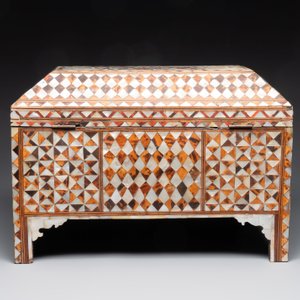 A rare and fine Ottoman mother-of-pearl and tortoiseshell-inlaid casket, 18/19th C. — photo 5