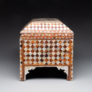 A rare and fine Ottoman mother-of-pearl and tortoiseshell-inlaid casket, 18/19th C. — photo 6
