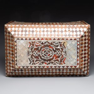 A rare and fine Ottoman mother-of-pearl and tortoiseshell-inlaid casket, 18/19th C. — photo 7