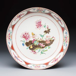 A rare and fine Tournai famille rose-style chinoiserie plate — photo 1