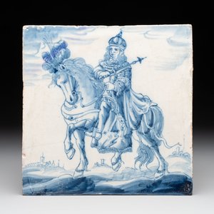 A rare and large blue and white Dutch Delft 'sovereign on horseback' tile, first half 17th C. — 照片 1