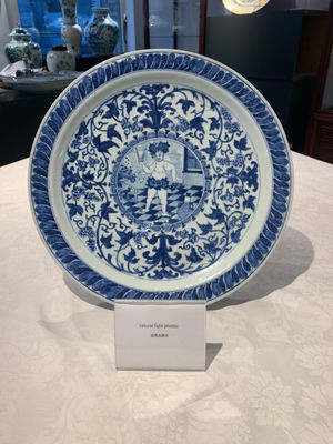A rare and large Chinese blue and white 'Bacchus' dish, Kangxi — photo 1