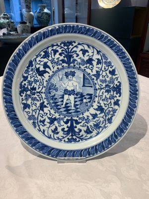 A rare and large Chinese blue and white 'Bacchus' dish, Kangxi — photo 2