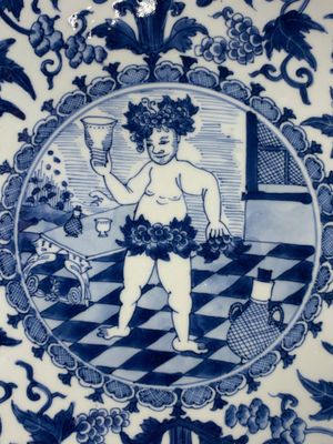 A rare and large Chinese blue and white 'Bacchus' dish, Kangxi — photo 3