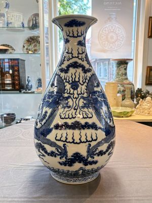 A rare and large Chinese blue and white 'yuhuchunping' vase with dragons, Guangxu mark and of the period — 照片 1