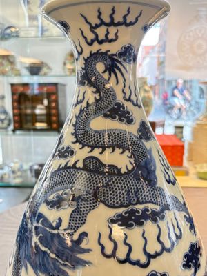 A rare and large Chinese blue and white 'yuhuchunping' vase with dragons, Guangxu mark and of the period — 照片 11