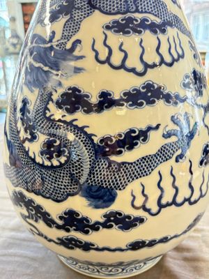 A rare and large Chinese blue and white 'yuhuchunping' vase with dragons, Guangxu mark and of the period — 照片 12