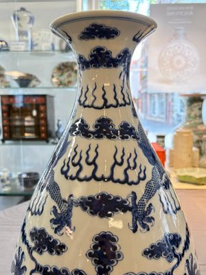 A rare and large Chinese blue and white 'yuhuchunping' vase with dragons, Guangxu mark and of the period — 照片 13